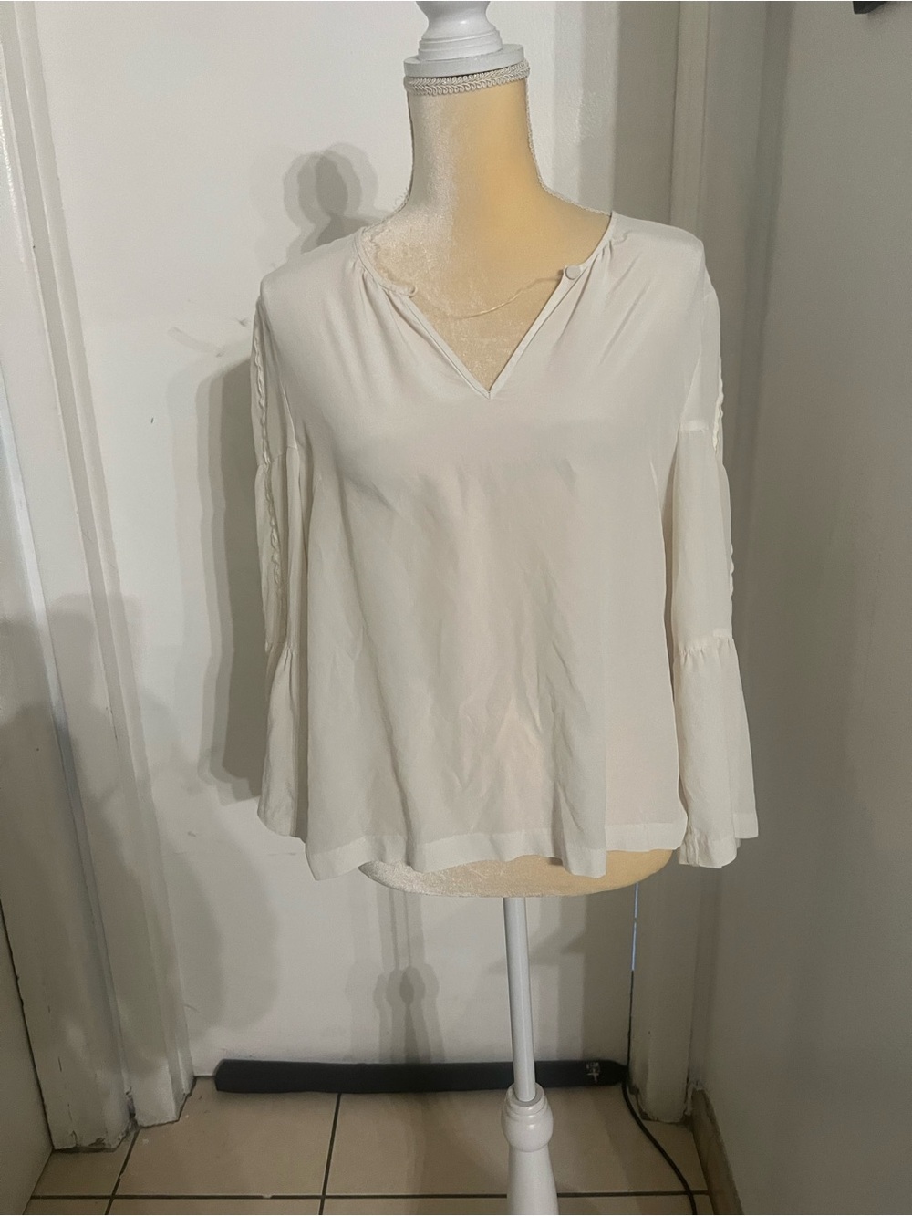 Women’s Cream V-Neck Long Sleeve Blouse